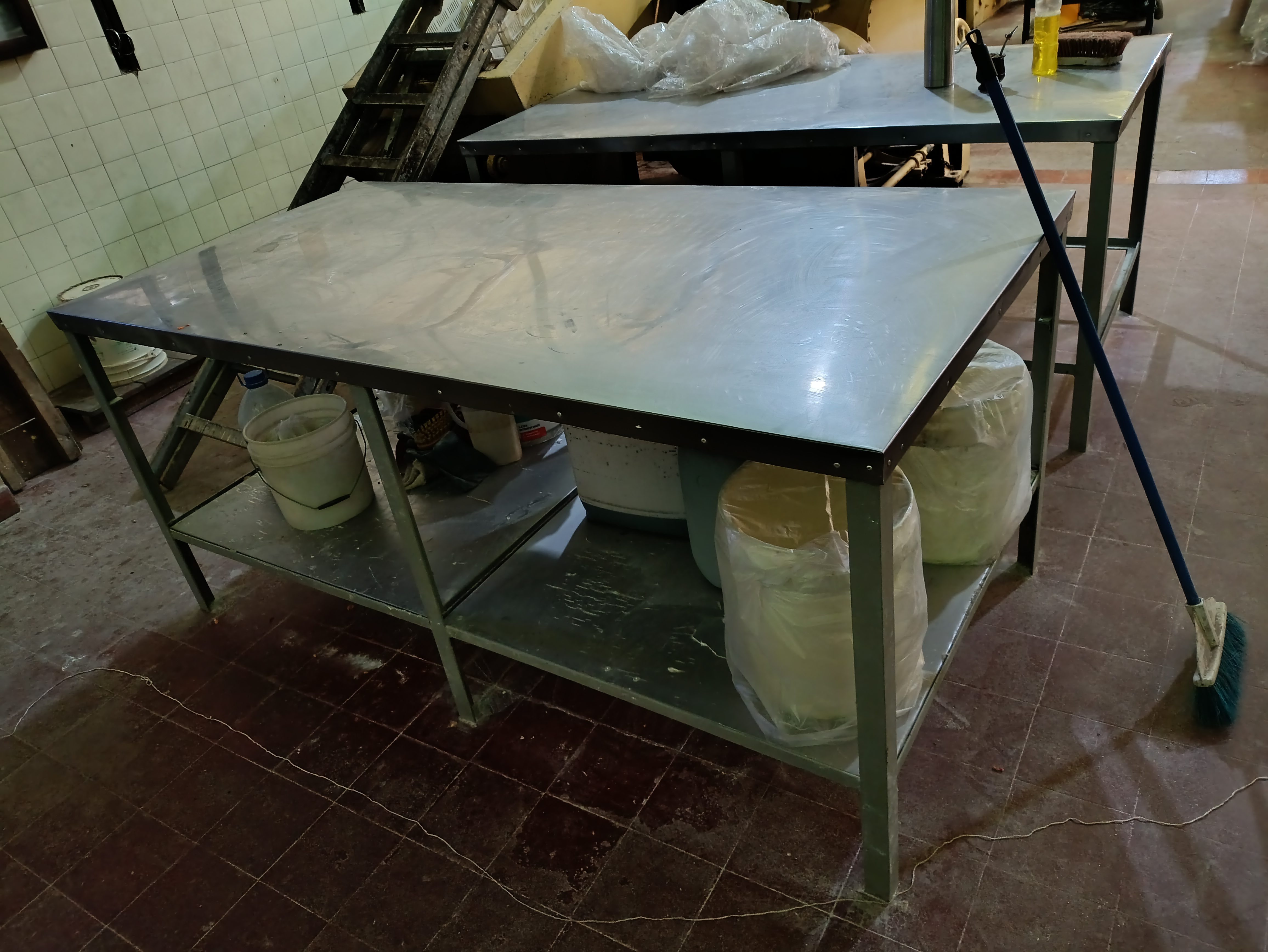 Enchapado mesa acero inoxidable