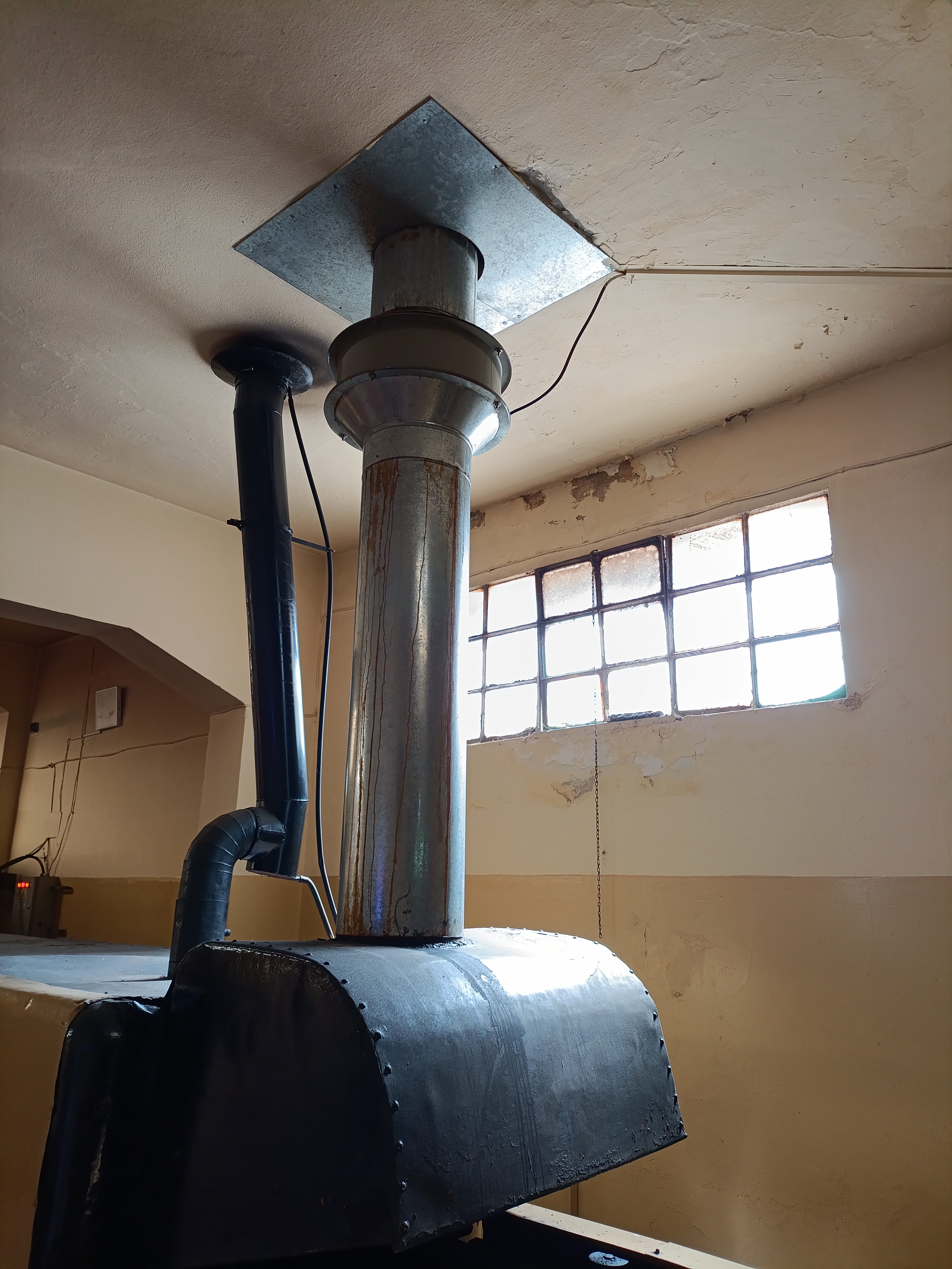 Sistema de ventilacion.
se incorporo extractor a la salida del horno junto la zona de enfriamiento para reducir humo, junto a extractores heolicos.