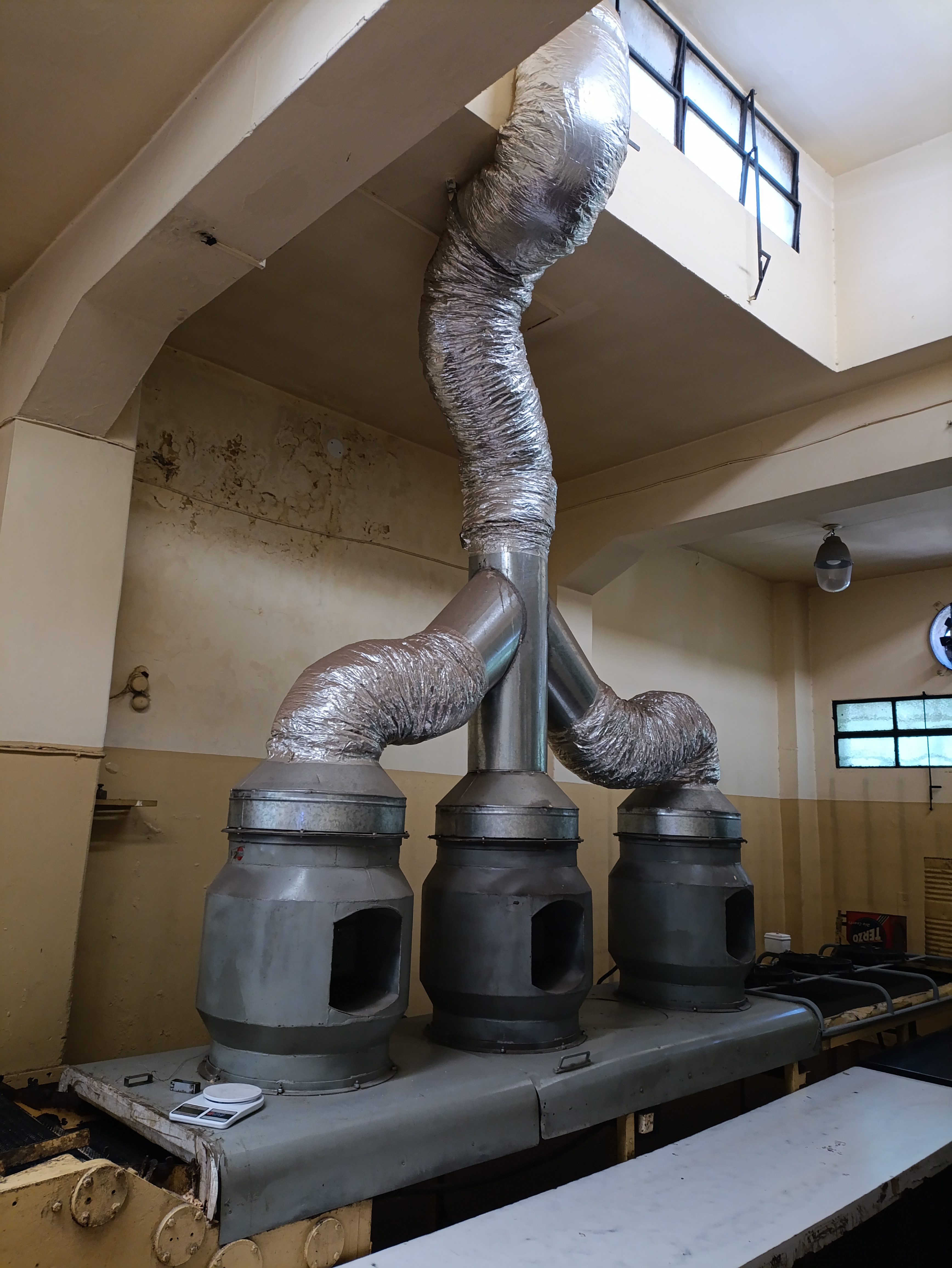 Sistema de ventilacion.
se incorporo extractor a la salida del horno junto la zona de enfriamiento para reducir humo, junto a extractores heolicos.