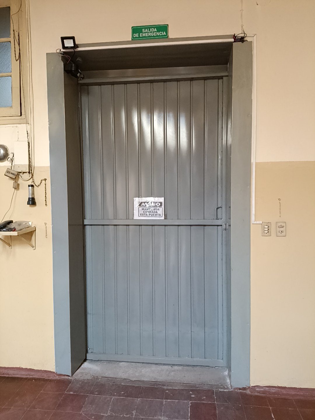 Porton corredizo. 
Porton corredizo con chapa estampada. 1,50x3m. se realizo la albañileria(colocacion de guia).