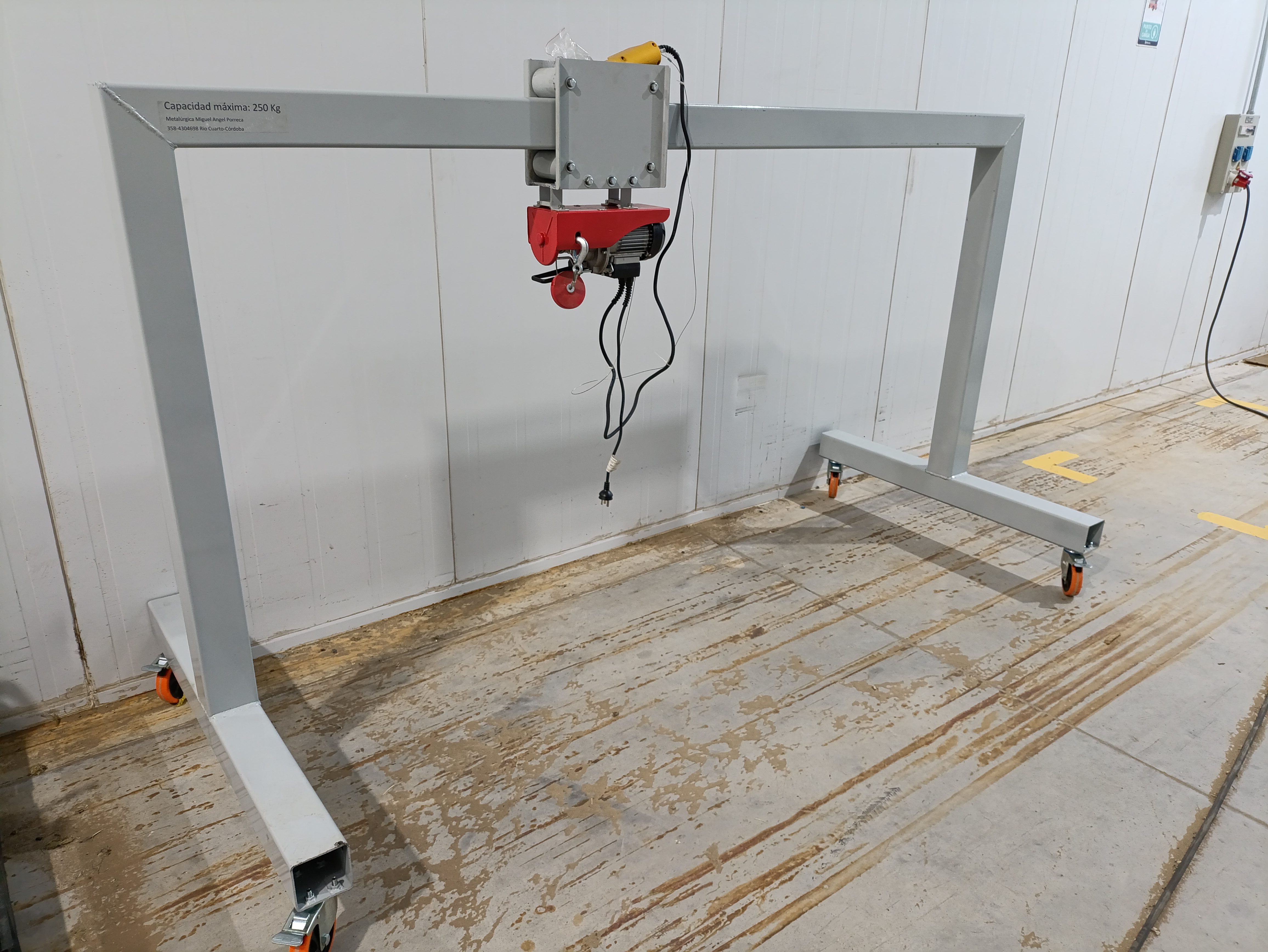 Fabricación de Puente Grúa Reforzado de 250 kg.
Especificaciones Técnicas: 

Material: Caño cuadrado de 100x100 mm con un espesor de 3.2 mm.

Carga máxima: 250 kg. a 6m  / 125 kg a 12 m.