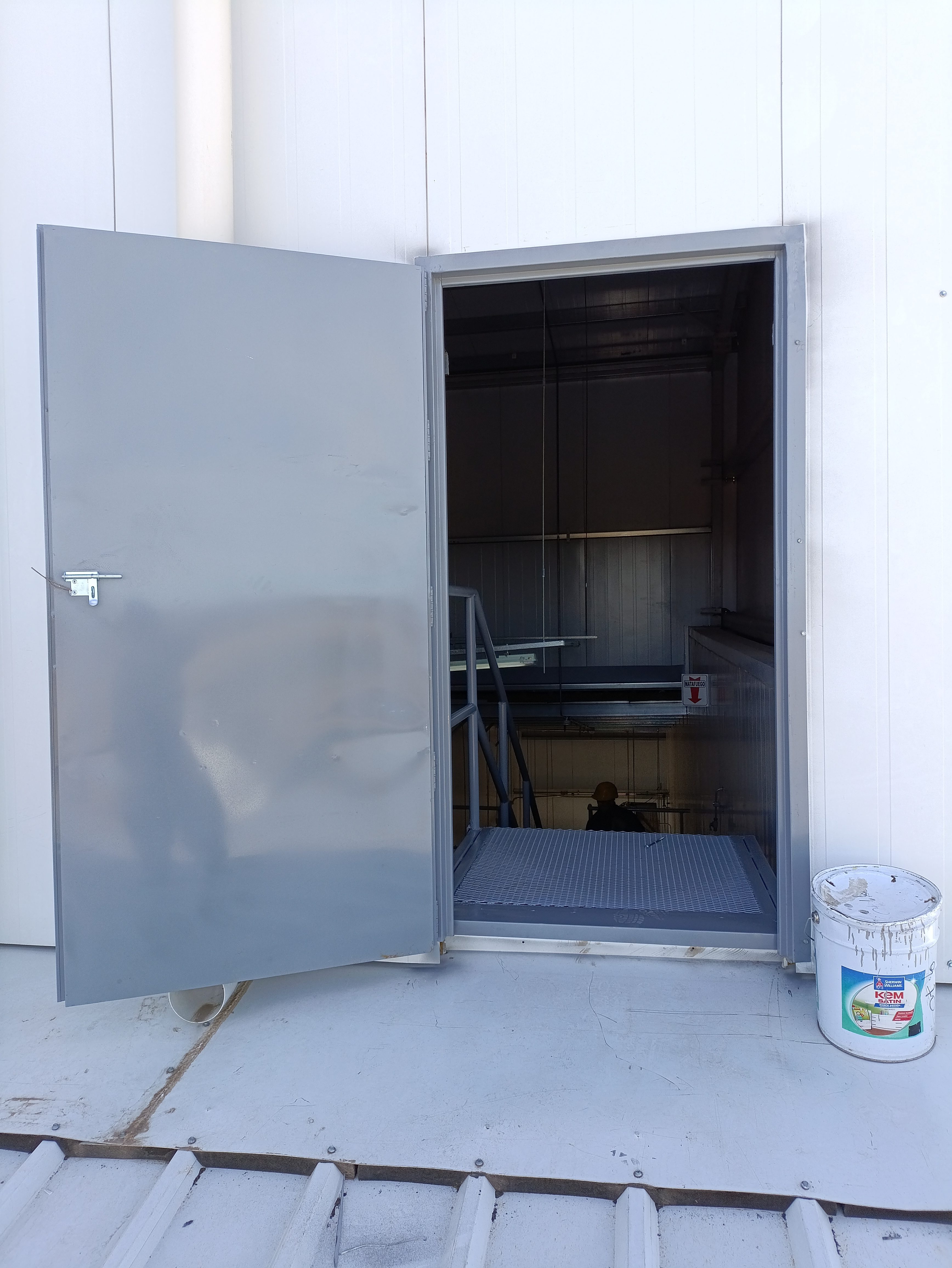 Puerta de emergencia
Fabricación de puerta doble contacto de emergencia reforzada en chapa 18(1.20 mm espesor) con costillas interna.
1x2m para acceso a techo.