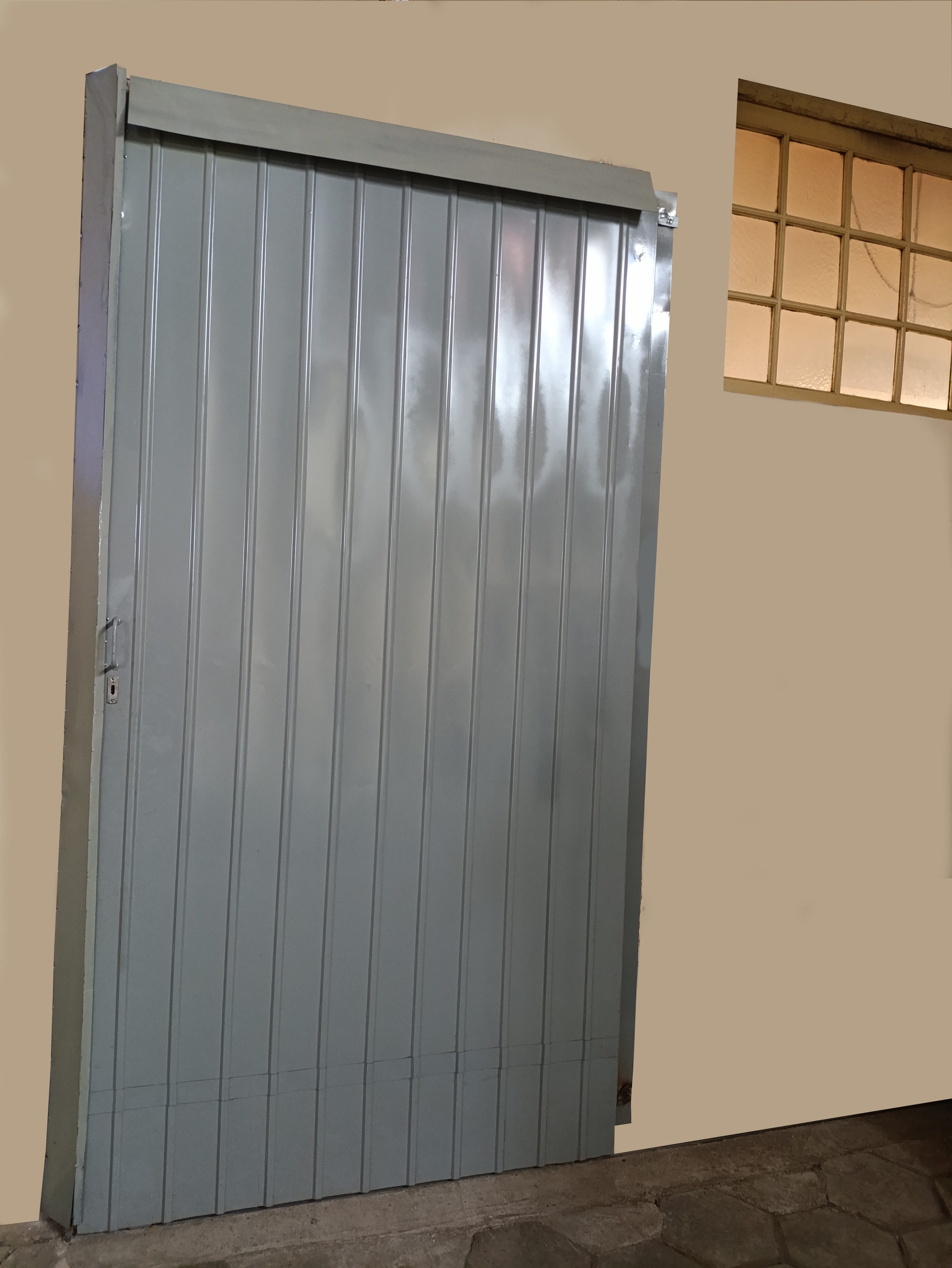 Porton corredizo. 
Porton corredizo con chapa estampada. 1,50x3m. se realizo la albañileria(colocacion de guia).